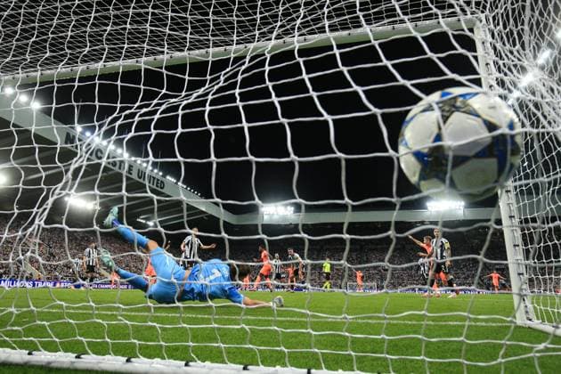 Newcastle United v Barcelona 18 September 2025, Newcastle - Champions League Football - Newcastle United v Barcelona. Marcus Rashford of Barcelona scores their first goal past Nick Pope of Newcastle United (photo by Daniel Chesterton) Newcastle UK Copyright: xDanielxChestertonxOffside