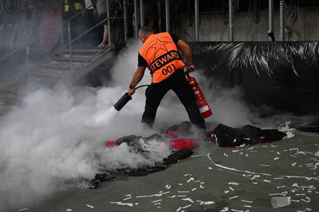 18.09.2025, xjhx, Fussball UEFA Champions League, Eintracht Frankfurt - Galatasaray SK Istanbul v.l. Eintracht Fans verbrennen Fanutensilien Fahnen von Istanbul (DFL DFB REGULATIONS PROHIBIT ANY USE OF PHOTOGRAPHS as IMAGE SEQUENCES and or QUASI-VIDEO) Frankfurt am Main