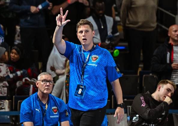 18.09.2025, xlakx, Handball, EHF Champions League, Fuechse Berlin - Aalborg Handbold v.l. Nicolej Krickau (Fuechse Berlin Trainer) gibt Anweisungen, gestikuliert mit den Armen, gesticulate, gives instructions Berlin