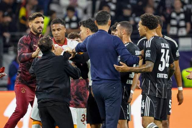 Ismail Jakobs (Galatasaray SK, 04) sucht Streit nach dem Spiel , Deutschland, Fussball, UEFA Champions League, 1. Spieltag, 2025 2026, Eintracht Frankfurt vs. Galatasaray SK, 18.09.2025, Deutsche-Bank-Park, Frankfurt am Main, Deutschland Frankfurt am Main Deutsche-Bank-Park Hessen Deutschland Copyright: xGrantxHubbsx