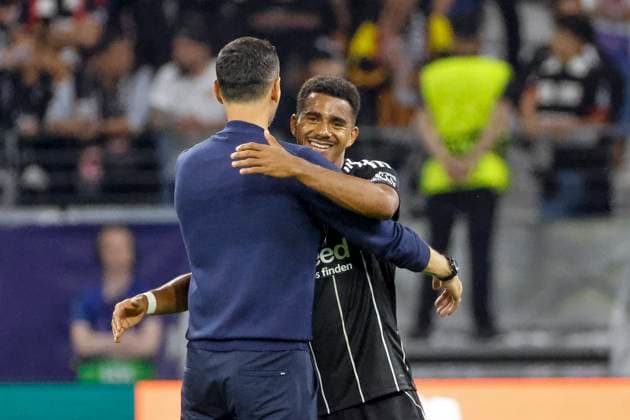 Dino Toppmöller, Toppmoller (Eintracht Frankfurt, Trainer) und Ansgar Knauff (Eintracht Frankfurt, 07) nach dem Spiel , Deutschland, Fussball, UEFA Champions League, 1. Spieltag, 2025 2026, Eintracht Frankfurt vs. Galatasaray SK, 18.09.2025, Deutsche-Bank-Park, Frankfurt am Main, Deutschland Frankfurt am Main Deutsche-Bank-Park Hessen Deutschland Copyright: xGrantxHubbsx