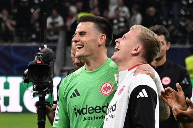 18.09.2025, xsltx, Fussball UEFA Champions League, Eintracht Frankfurt - Galatasaray SK Istanbul v.l. Jubel, Freude über den Sieg Michael Zetterer (Eintracht Frankfurt) Jonathan Jonny Burkardt (Eintracht Frankfurt) (DFL DFB REGULATIONS PROHIBIT ANY USE OF PHOTOGRAPHS as IMAGE SEQUENCES and or QUASI-VIDEO) Frankfurt am Main