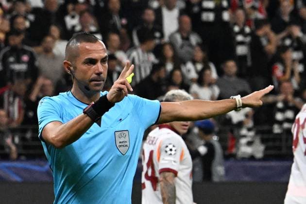 18.09.2025, xsltx, Fussball UEFA Champions League, Eintracht Frankfurt - Galatasaray SK Istanbul v.l. Schiedsrichter Referee Marco Guida (Italien) (DFL DFB REGULATIONS PROHIBIT ANY USE OF PHOTOGRAPHS as IMAGE SEQUENCES and or QUASI-VIDEO) Frankfurt am Main