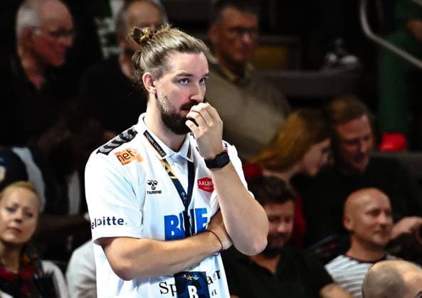 18.09.2025, xlakx, Handball, EHF Champions League, Fuechse Berlin - Aalborg Handbold v.l. Simon Dahl (Aalborg Handbold Trainer) enttaeuscht, schaut enttaeuscht, niedergeschlagen, disappointed Berlin