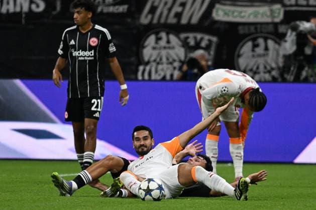 18.09.2025, xsltx, Fussball UEFA Champions League, Eintracht Frankfurt - Galatasaray SK Istanbul v.l. Can Uzun (Eintracht Frankfurt) Ilkay Gündogan Guendogan (Galatasaray Istanbul) Zweikampf, Aktion, action, battle for the ball (DFL DFB REGULATIONS PROHIBIT ANY USE OF PHOTOGRAPHS as IMAGE SEQUENCES and or QUASI-VIDEO) Frankfurt am Main