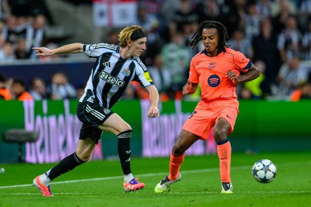 Newcastle United v FC Barcelona, Barca Champions League 18 09 2025. Anthony Gordon of Newcastle Utd runs at Jules Kounde of FC Barcelona during the Champions League match between Newcastle United and FC Barcelona at St. James Park, Newcastle, England on 18 September 2025. Editorial use only , Copyright: xMalcolmxMackenziex PSI-22858-0029
