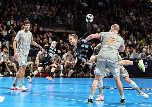 18.09.2025, xlakx, Handball, EHF Champions League, Fuechse Berlin - Aalborg Handbold v.l. Marinus Munk (Aalborg Handbold), Mathias Gidsel (Fuechse Berlin), Simon Hald (Aalborg Handbold) Zweikampf, Duell, Kampf, tackle Berlin