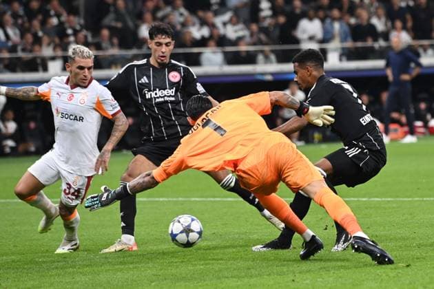 Ansgar KNAUFF (F) schiesst das Tor zum 5-1, gegen Torwart Ugurcan CAKIR (Galatasaray SK Istanbul) Fussball UEFA Champions League Gruppenphase 1. Spieltag Eintracht Frankfurt (F) - Galatasaray Istanbul (Galatasaray SK) 5-1 am 18.09.2025 im Deutsche Bank Park, Frankfurt Deutschland. DFL regulations prohibit any use of photographs as image sequences and or quasi-video Â