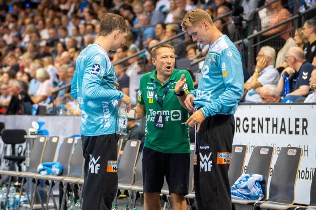 Handball I Herren I Saison 2025-2026 I Bundesliga I 5. Spieltag I TVB Stuttgart - Frisch Auf! Göppingen I 18.09.2025 Stefan Klaus (Frisch Auf Göppingen) mit Julian Buchele (1, Frisch Auf Göppingen) und Kristian Saeveras (12, Frisch Auf Göppingen) Stuttgart Porsche Arena Baden-Württemberg Deutschland Copyright: xLobeca MaxxPetershansx