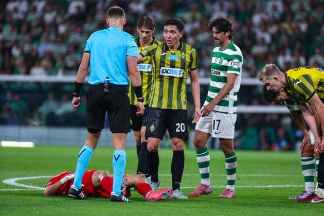 Erkin Tapalov ( Kairat Almaty ) talking with referee during the match between Sporting CP and Kairat Almaty, valid for Champions League at Est‡dio Jose Alvalade on 18 September 2025. Lisbon Estadio Jose Alvalade Lisbon Portugal Copyright: xIMAGOx xPRIMExSPORTSxIMAGESx xFILIPExOLIVEIRAx