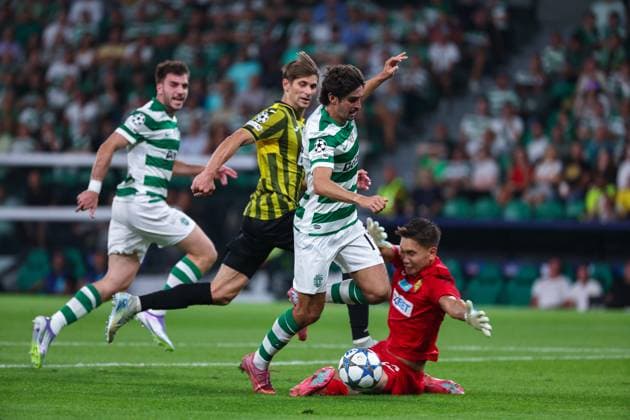 Francisco Trincao ( Sporting CP ) in a duel with Sherkhan Kalmurza ( Kairat Almaty ) in action during the match between Sporting CP and Kairat Almaty, valid for Champions League at Est‡dio Jose Alvalade on 18 September 2025. Lisbon Estadio Jose Alvalade Lisbon Portugal Copyright: xIMAGOx xPRIMExSPORTSxIMAGESx xFILIPExOLIVEIRAx