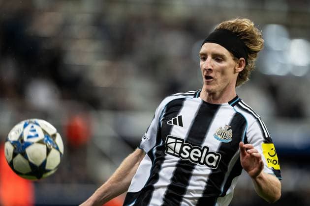 NEWCASTLE UPON TYNE, ENGLAND - SEPTEMBER 18: Anthony Gordon of Newcastle United looks on during a UEFA Champions League 2025 26 match between Newcastle United and Barcelona at St James Park on September 17, 2025 in Newcastle Upon Tyne, England.  Copyright: xRichardxCallisx Sportspressphoto_SPR28157