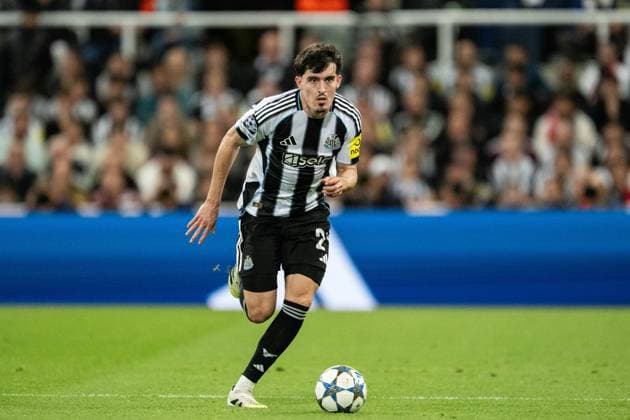NEWCASTLE UPON TYNE, ENGLAND - SEPTEMBER 18: Tino Livramento of Newcastle United runs with the ball during a UEFA Champions League 2025 26 match between Newcastle United and Barcelona at St James Park on September 17, 2025 in Newcastle Upon Tyne, England. Copyright: xRichardxCallisx Sportspressphoto_SPR28163