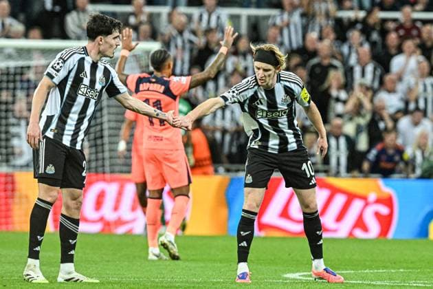 Newcastle United v FC Barcelona, Barca UEFA Champions League Tino Livramento and Anthony Gordon of Newcastle United celebrate after Anthony Gordon™s goal during the UEFA Champions League match at St. James s Park, Newcastle UK Newspapers OUT Copyright: xJamiexJohnstonx FIL-22249-0113