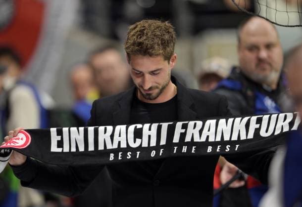 Abschied von. Kevin. Trapp mit Fanschal. Eintracht Frankfurt Best of the Best fotografiert beim Fußball Champions. League Spiel Eintracht. Frankfurt gegen Galatasaray Istanbul am 18.9.2025 in Frankfurt. (DFL DFB REGULATIONS PROHIBIT ANY USE OF PHOTOGRAPHS as IMAGE SEQUENCES and or QUASI-VIDEO)