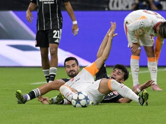Can. Uzun (hi) gegen Ilkay Gündogan fotografiert beim Fußball Champions. League Spiel Eintracht. Frankfurt gegen Galatasaray Istanbul am 18.9.2025 in Frankfurt. (DFL DFB REGULATIONS PROHIBIT ANY USE OF PHOTOGRAPHS as IMAGE SEQUENCES and or QUASI-VIDEO)