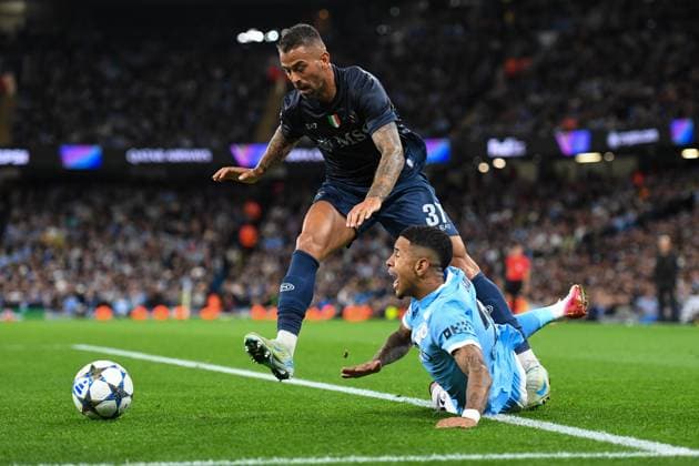 Manchester City v Napoli UEFA Champions League Sam Beukema of Napoli and Savio of Manchester City battles for the ball during the UEFA Champions League match at the Etihad Stadium, Manchester UK Newspapers OUT Copyright: xKarlxVallantinex FIL-22248-0080