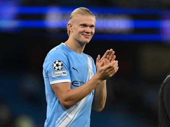 Manchester City v Napoli UEFA Champions League Erling Haland of Manchester City appreciates the fans support at the final whistle during the UEFA Champions League match at the Etihad Stadium, Manchester UK Newspapers OUT Copyright: xKarlxVallantinex FIL-22248-0091