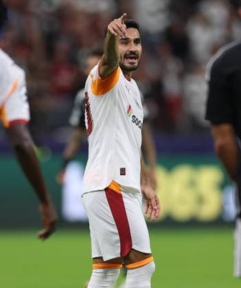 18.09.2025, Fussball UEFA Champions League, Eintracht Frankfurt - Galatasaray SK Istanbul, emonline, emspor, v.l., Ilkay Gündogan (Galatasaray SK) gibt Anweisungen, gestikuliert, mit den Armen gestikulieren gives instructions, gesticulate DFL DFB REGULATIONS PROHIBIT ANY USE OF PHOTOGRAPHS AS IMAGE SEQUENCES AND OR QUASI-VIDEO. xdcx Copyright: HMBxMedia Claus