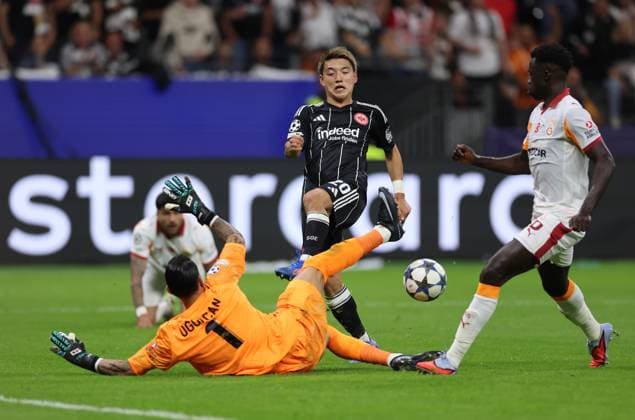 18.09.2025, Fussball UEFA Champions League, Eintracht Frankfurt - Galatasaray SK Istanbul, emonline, emspor, v.l., Ritsu Doan (Eintracht Frankfurt) trifft zum 1:1, Torwart Ugurcan Cakir (Galatasaray SK), Davinson Sanchez (Galatasaray SK) DFL DFB REGULATIONS PROHIBIT ANY USE OF PHOTOGRAPHS AS IMAGE SEQUENCES AND OR QUASI-VIDEO. xdcx Copyright: HMBxMedia Claus