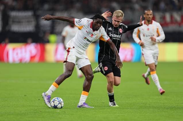 18.09.2025, Fussball UEFA Champions League, Eintracht Frankfurt - Galatasaray SK Istanbul, emonline, emspor, v.l., Wilfried Singo (Galatasaray SK), Jonathan Burkardt (Eintracht Frankfurt) DFL DFB REGULATIONS PROHIBIT ANY USE OF PHOTOGRAPHS AS IMAGE SEQUENCES AND OR QUASI-VIDEO. xdcx Copyright: HMBxMedia Claus