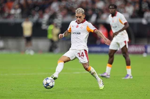 18.09.2025, Fussball UEFA Champions League, Eintracht Frankfurt - Galatasaray SK Istanbul, emonline, emspor, v.l., Lucas Torreira (Galatasaray SK) DFL DFB REGULATIONS PROHIBIT ANY USE OF PHOTOGRAPHS AS IMAGE SEQUENCES AND OR QUASI-VIDEO. xdcx Copyright: HMBxMedia Claus