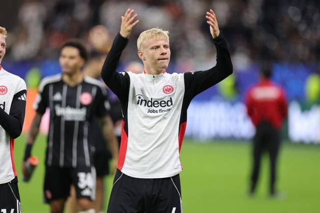 18.09.2025, Fussball UEFA Champions League, Eintracht Frankfurt - Galatasaray SK Istanbul, emonline, emspor, v.l., Oscar Hojlund (Eintracht Frankfurt) jubelnd bejubelt jubelt jubeln DFL DFB REGULATIONS PROHIBIT ANY USE OF PHOTOGRAPHS AS IMAGE SEQUENCES AND OR QUASI-VIDEO. xdcx Copyright: HMBxMedia Claus