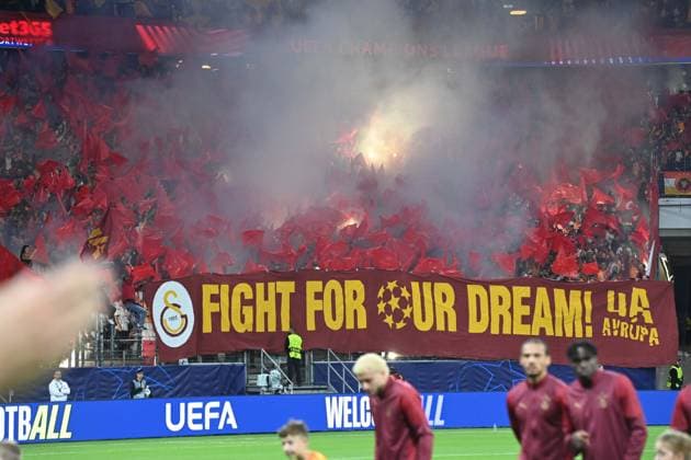 Fans von Galatasaray SK Istanbul Fussball UEFA Champions League Gruppenphase 1. Spieltag Eintracht Frankfurt (F) - Galatasaray Istanbul (Galatasaray SK) 5-1 am 18.09.2025 im Deutsche Bank Park, Frankfurt Deutschland. DFL regulations prohibit any use of photographs as image sequences and or quasi-video Â