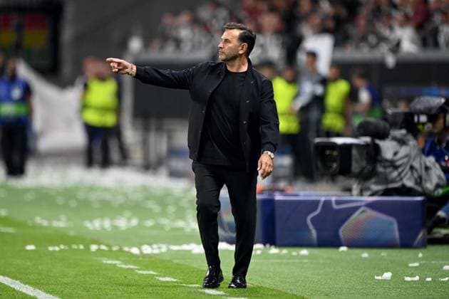 Trainer Okan BURUK (Galatasaray SK Istanbul) Gestik, gestikuliert, Fussball UEFA Champions League Gruppenphase 1. Spieltag Eintracht Frankfurt (F) - Galatasaray Istanbul (Galatasaray SK) 5-1 am 18.09.2025 im Deutsche Bank Park, Frankfurt Deutschland. DFL regulations prohibit any use of photographs as image sequences and or quasi-video Â