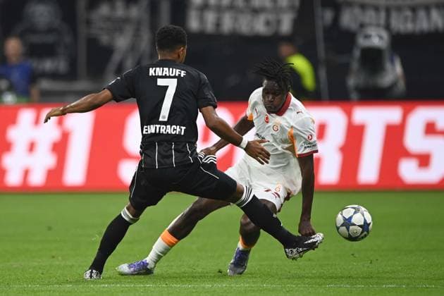 Ansgar KNAUFF (F) gegen Wilfried SINGO (Galatasaray SK Istanbul) Aktion, Zweikampf, Fussball UEFA Champions League Gruppenphase 1. Spieltag Eintracht Frankfurt (F) - Galatasaray Istanbul (Galatasaray SK) 5-1 am 18.09.2025 im Deutsche Bank Park, Frankfurt Deutschland. DFL regulations prohibit any use of photographs as image sequences and or quasi-video Â