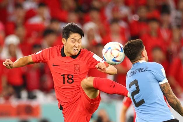 Uruguay v South Korea: FIFA World Cup, WM, Weltmeisterschaft, Fussball 2022 AL RAYYAN, QATAR - NOVEMBER 24: Jose Gimenez (2) of Uruguay in action against Lee Kang-in (18) of South Korea during FIFA World Cup Qatar 2022 Group H match between Uruguay and South Korea at Education City Stadium in Al Rayyan, Qatar on November 24, 2022. Doha Qatar. Editorial use only. Please get in touch for any other usage.  Copyright: x2025xAnadoluxEvrimxAydÄ±nx
