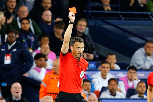 Manchester City v Napoli, Manchester, UK - 18 September 2025 Giovanni Di Lorenzo of Napoli is shown a red card by referee Felix Zwayer during the UEFA Champions League match between Manchester City and Napoli at The Etihad Stadium on 18 September 2025 in Manchester, England (Photo by Steve Taylor PPAUK) Manchester The Etihad Stadium Greater Manchester England Copyright: xStevexTaylor PPAUKx PPA-215122