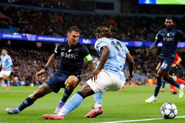 Manchester City v Napoli, Manchester, UK - 18 September 2025 Matteo Politano of Napoli battles for the ball with Jeremy Doku of Manchester City during the UEFA Champions League match between Manchester City and Napoli at The Etihad Stadium on 18 September 2025 in Manchester, England (Photo by Steve Taylor PPAUK) Manchester The Etihad Stadium Greater Manchester England Copyright: xStevexTaylor PPAUKx PPA-215126
