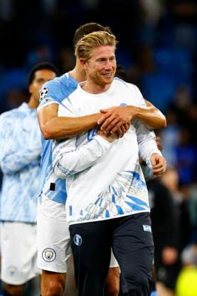 Manchester City v Napoli, Manchester, UK - 18 September 2025 Kevin De Bruyne of Napoli embraced by Ruben Dias of Manchester City following the UEFA Champions League match between Manchester City and Napoli at The Etihad Stadium on 18 September 2025 in Manchester, England (Photo by Steve Taylor PPAUK) Manchester The Etihad Stadium Greater Manchester England Copyright: xStevexTaylor PPAUKx PPA-215149