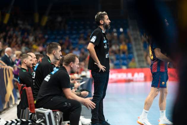 FC Barcelona, Barca v SC Magdeburg - EHF Champions League Bennet Wiegert coaches Magdeburg during the EHF Champions League Group Phase 2025 2026 match between FC Barcelona and SC Magdeburg at Palau Blaugrana in Barcelona, Spain, on September 18, 2025. Barcelona Spain  Copyright: xRubenxDexLaxRosax originalFilename:delarosa-ehfchamp250918_np68R.jpg