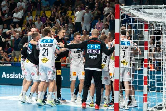 FC Barcelona, Barca v SC Magdeburg - EHF Champions League The team of SC Magdeburg celebrates the victory during the EHF Champions League Group Phase 2025 2026 between FC Barcelona and SC Magdeburg at Palau Blaugrana in Barcelona, Spain, on September 18, 2025. Barcelona Spain  Copyright: xRubenxDexLaxRosax originalFilename:delarosa-ehfchamp250918_nph3l.jpg