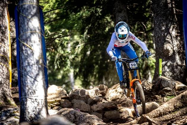 Whoop UCI Mountainbikeworldcup Downhill Lenzerheide PIERCY Jack * COMMENCAL SCHWALBE BY LES ORRESat Whoop UCI Mountainbikeworldcup Downhill Lenzerheide, 19.09.2025,in Lenzerheide,SUI Foto: Sebastian Sternemannat Whoop UCI Mountainbikeworldcup Downhill Lenzerheide, 19.09.2025,in Lenzerheide,SUI Foto: Sebastian Sternemann