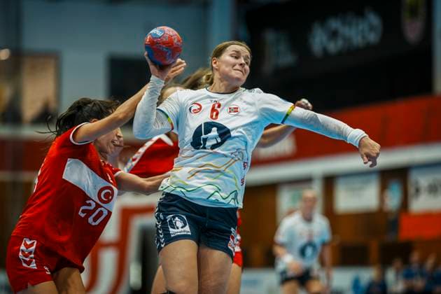 Women s World Cup warm up in handball Norway Turkey Cheb, Czech Republic 20250919 Turkey s Gülcan Tügel and Norway s Maren Aardahl during the women s handball friendly match between Norway and Turkey at Sports hall TJ Lokomotiva Photo Terje Pedersen NTB Cheb Czech Republic EDITORIAL USE ONLY RESTRICTED USE FOR BETTING COMPANIES  Copyright: xTerjexPedersenx xNTBx