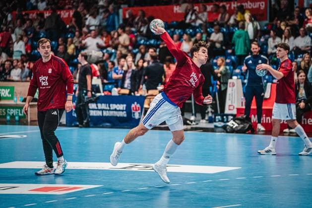 HBL: HSV Hamburg vs. TBV Lemgo Lippe, 19.09.25 Elias Kofler (HSV Hamburg, 6) beim Einwerfen; HBL: HSV Hamburg vs. TBV Lemgo Lippe am 19.09.2025 in der Sporthalle Hamburg, Hamburg Copyright: xBEAUTIFULxSPORTS Tonhäuserx