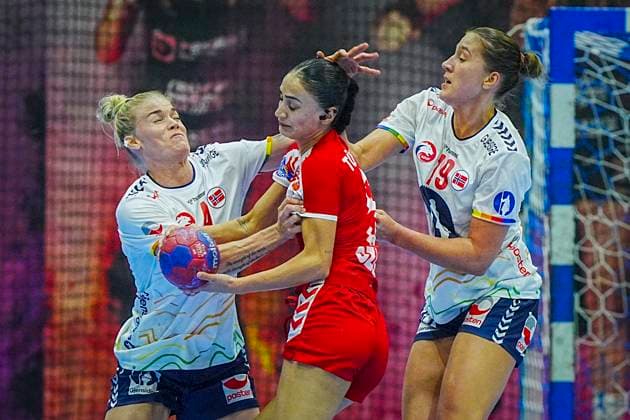 Women s World Cup warm up in handball Norway Turkey Cheb, Czech Republic 20250919 Norway s Veronica Kristiansen and Selma Henriksen during the women s handball friendly match between Norway and Turkey at Sports hall TJ Lokomotiva Photo Terje Pedersen NTB Cheb Czech Republic EDITORIAL USE ONLY RESTRICTED USE FOR BETTING COMPANIES  Copyright: xTerjexPedersenx xNTBx