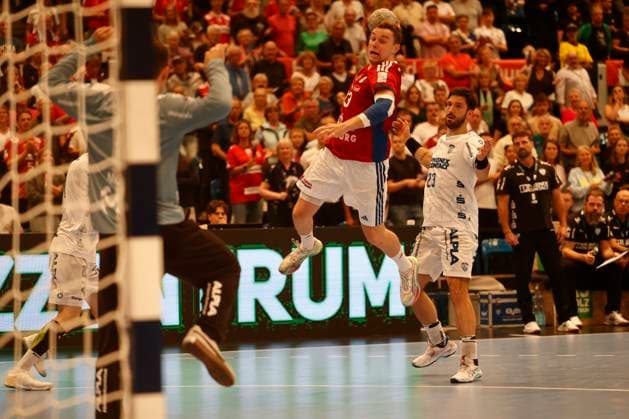 Handball 1. Handball-Bundesliga, DAIKIN HBL 2025 2026 - Handball Verein Hamburg (HSVH) vs. TBV Lemgo Lippe Moritz Sauter (Hamburg) verwandelt das erste Tor gegen Torwart Constantin Möstl Moestl (Lemgo) , rechts Tim Suton (Lemgo) . Sporthalle Hamburg Hamburg