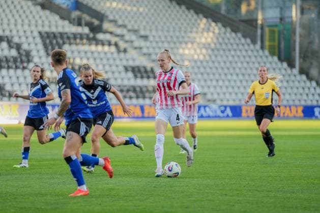 Google Pixel Frauen-Bundesliga: SC Freiburg vs. Hamburger SV, 19.09.2025 Meret Felde (SC Freiburg, 4) am Ball Google Pixel Frauen-Bundesliga: SC Freiburg vs. Hamburger SV, Dreisamstadion, 19.09.2025 DFB DFL REGULATIONS PROHIBIT ANY USE OF PHOTOGRAPHS AS IMAGE SEQUENCES AND OR QUASI-VIDEO. Copyright: xBEAUTIFULxSPORTS Boscox