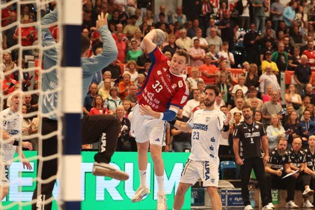 Handball Daikin Handball Bundesliga 2025 2026 - Handball Verein Hamburg vs. TBV Lemgo Torwart Constantin Mï¿½ Moestl (Lemgo),Moritz Sauter (Hamburg),erfolgreicher Torwurf,Tim Suton (Lemgo), Sporthalle Hamburg Hamburg
