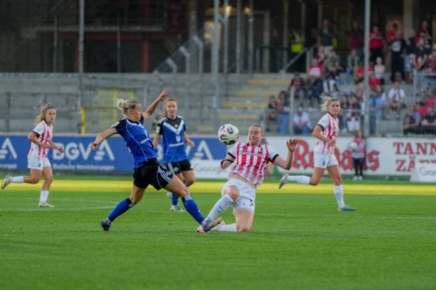 Google Pixel Frauen-Bundesliga: SC Freiburg vs. Hamburger SV, 19.09.2025 Zweikampf zwischen Sophie Hillebrand (Hamburger SV, 22) und Julia Stierli (SC Freiburg, 5) Google Pixel Frauen-Bundesliga: SC Freiburg vs. Hamburger SV, Dreisamstadion, 19.09.2025 DFB DFL REGULATIONS PROHIBIT ANY USE OF PHOTOGRAPHS AS IMAGE SEQUENCES AND OR QUASI-VIDEO. Copyright: xBEAUTIFULxSPORTS Boscox