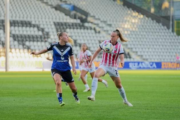 Google Pixel Frauen-Bundesliga: SC Freiburg vs. Hamburger SV, 19.09.2025 Zweikampf zwischen Svea Stoldt (Hamburger SV, 8) und Luca Birkholz (SC Freiburg, 23) Google Pixel Frauen-Bundesliga: SC Freiburg vs. Hamburger SV, Dreisamstadion, 19.09.2025 DFB DFL REGULATIONS PROHIBIT ANY USE OF PHOTOGRAPHS AS IMAGE SEQUENCES AND OR QUASI-VIDEO. Copyright: xBEAUTIFULxSPORTS Boscox