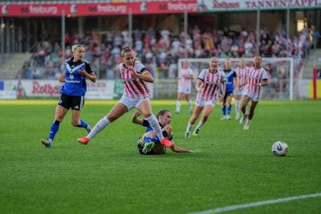 Google Pixel Frauen-Bundesliga: SC Freiburg vs. Hamburger SV, 19.09.2025 Zweikampf zwischen Lisa Karl (SC Freiburg, 2) und Pauline Machtens (Hamburger SV, 28) Google Pixel Frauen-Bundesliga: SC Freiburg vs. Hamburger SV, Dreisamstadion, 19.09.2025 DFB DFL REGULATIONS PROHIBIT ANY USE OF PHOTOGRAPHS AS IMAGE SEQUENCES AND OR QUASI-VIDEO. Copyright: xBEAUTIFULxSPORTS Boscox