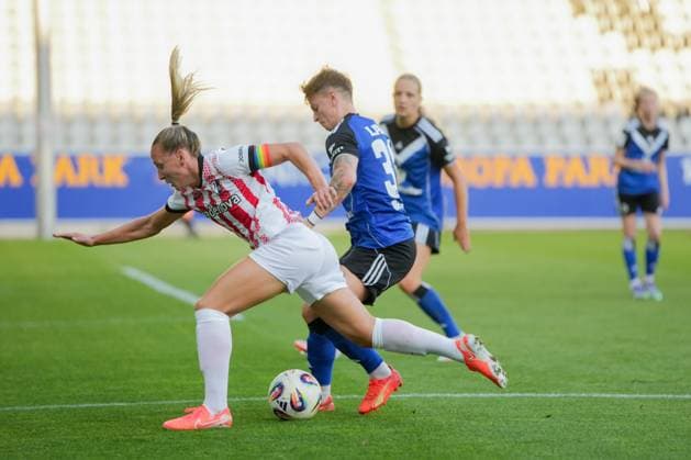 Google Pixel Frauen-Bundesliga: SC Freiburg vs. Hamburger SV, 19.09.2025 Zweikampf zwischen Lisa Karl (SC Freiburg, 2) und Jobina Lahr (Hamburger SV, 31) Google Pixel Frauen-Bundesliga: SC Freiburg vs. Hamburger SV, Dreisamstadion, 19.09.2025 DFB DFL REGULATIONS PROHIBIT ANY USE OF PHOTOGRAPHS AS IMAGE SEQUENCES AND OR QUASI-VIDEO. Copyright: xBEAUTIFULxSPORTS Boscox