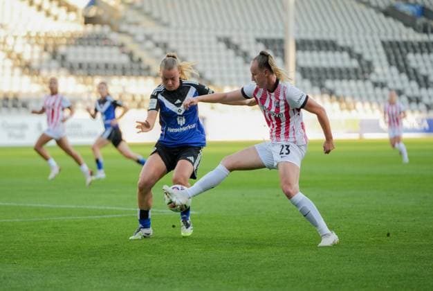 Google Pixel Frauen-Bundesliga: SC Freiburg vs. Hamburger SV, 19.09.2025 Zweikampf zwischen Svea Stoldt (Hamburger SV, 8) und Luca Birkholz (SC Freiburg, 23) Google Pixel Frauen-Bundesliga: SC Freiburg vs. Hamburger SV, Dreisamstadion, 19.09.2025 DFB DFL REGULATIONS PROHIBIT ANY USE OF PHOTOGRAPHS AS IMAGE SEQUENCES AND OR QUASI-VIDEO. Copyright: xBEAUTIFULxSPORTS Boscox