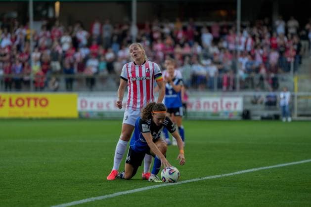 Google Pixel Frauen-Bundesliga: SC Freiburg vs. Hamburger SV, 19.09.2025 Zweikampf zwischen Lisa Karl (SC Freiburg, 2) Melanie Brunnthaler (Hamburger SV, 11) Google Pixel Frauen-Bundesliga: SC Freiburg vs. Hamburger SV, Dreisamstadion, 19.09.2025 DFB DFL REGULATIONS PROHIBIT ANY USE OF PHOTOGRAPHS AS IMAGE SEQUENCES AND OR QUASI-VIDEO. Copyright: xBEAUTIFULxSPORTS Boscox