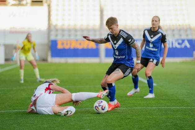 Google Pixel Frauen-Bundesliga: SC Freiburg vs. Hamburger SV, 19.09.2025 Zweikampf zwischen Lisa Karl (SC Freiburg, 2) und Jobina Lahr (Hamburger SV, 31) Google Pixel Frauen-Bundesliga: SC Freiburg vs. Hamburger SV, Dreisamstadion, 19.09.2025 DFB DFL REGULATIONS PROHIBIT ANY USE OF PHOTOGRAPHS AS IMAGE SEQUENCES AND OR QUASI-VIDEO. Copyright: xBEAUTIFULxSPORTS Boscox